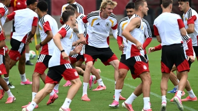 Beim Training der Nationalmannschaft wurde gleich auf Physis Wert gelegt. (Foto: Federico Gambarini/dpa)