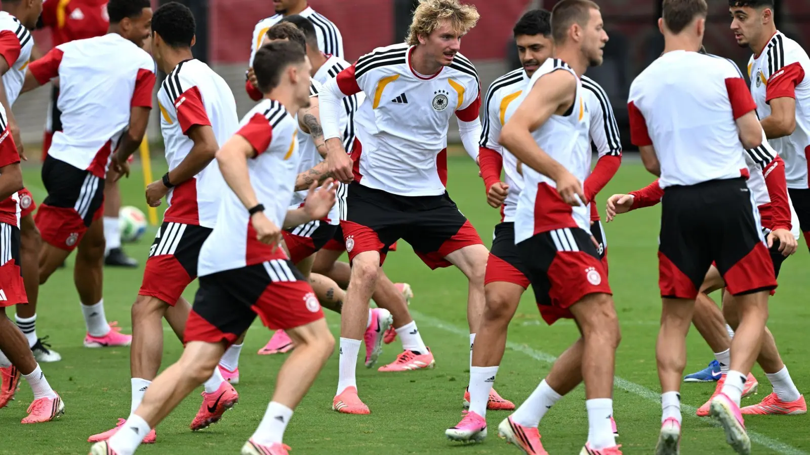 Beim Training der Nationalmannschaft wurde gleich auf Physis Wert gelegt. (Foto: Federico Gambarini/dpa)