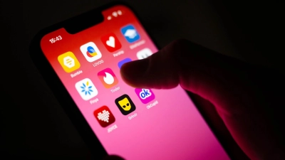 Betrugsmasche im Netz – ein Senior aus Bayern fiel auf falsche Liebesbekundungen herein. (Symbolbild) (Foto: Sina Schuldt/dpa/dpa-tmn)