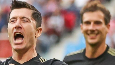 Robert Lewandowski (l) spielt künftig in den USA. (Archivbild) (Foto: Jan Woitas/dpa-Zentralbild/dpa)