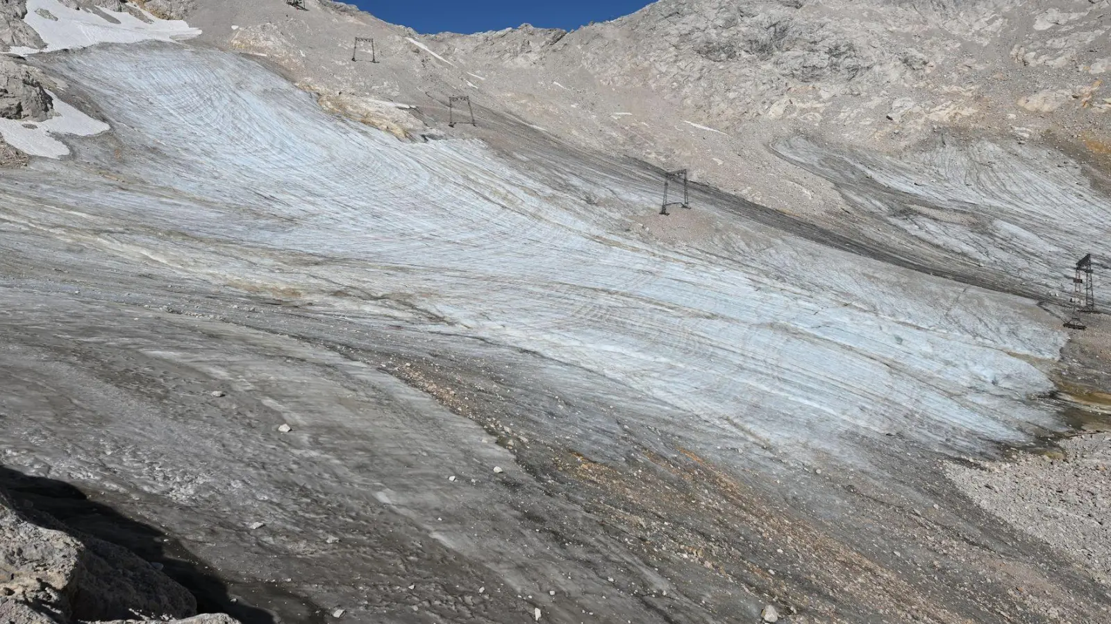 Der Klimawandel trifft auch Deutschland. Hier ein schmelzender Gletscher auf der Zugspitze. (Foto: Angelika Warmuth/dpa)