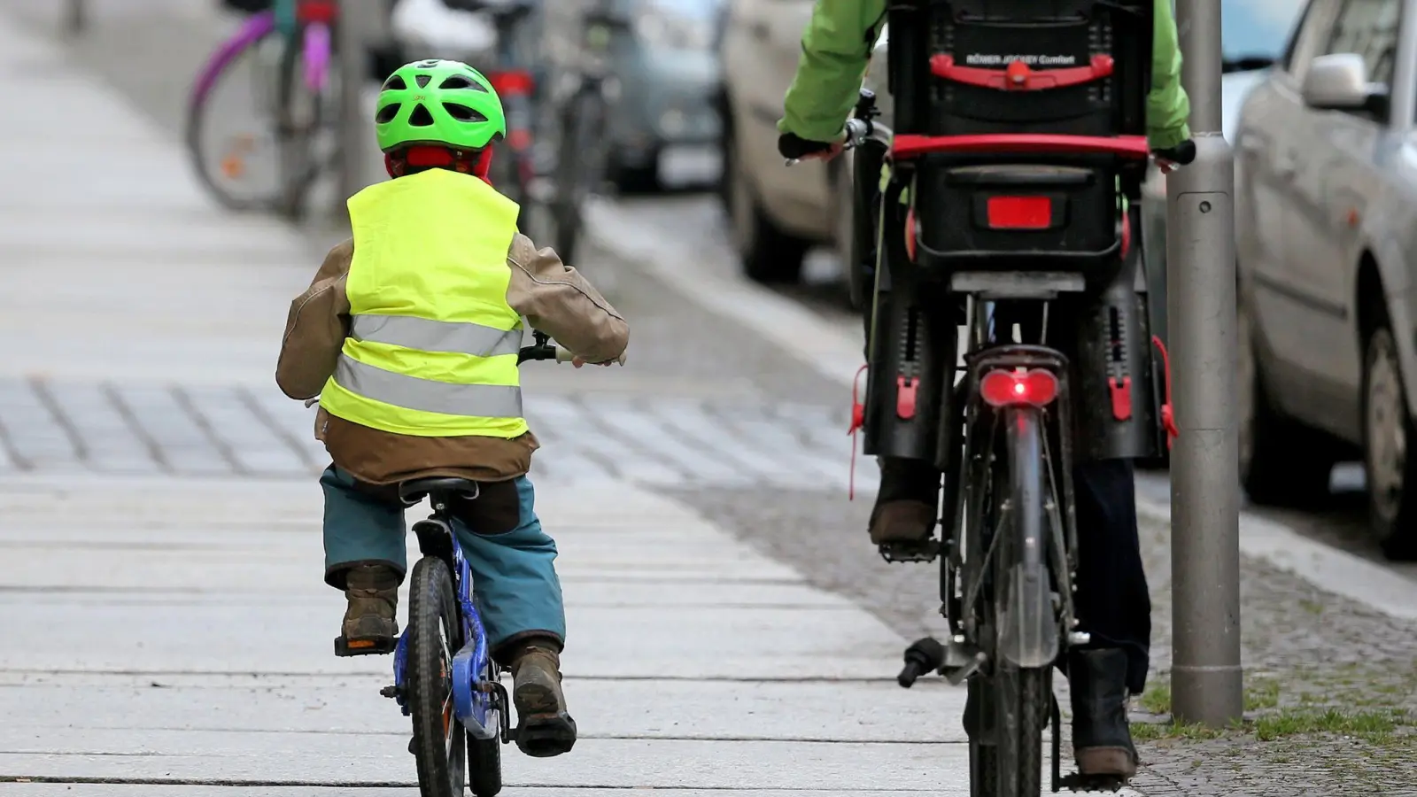 Fahrradfahren geht schneller als laufen - aber stellt andere Anforderungen. Also lieber nicht direkt allein mit dem Rad zur Schule rät die Expertin. (Foto: Jan Woitas/dpa/dpa-tmn)
