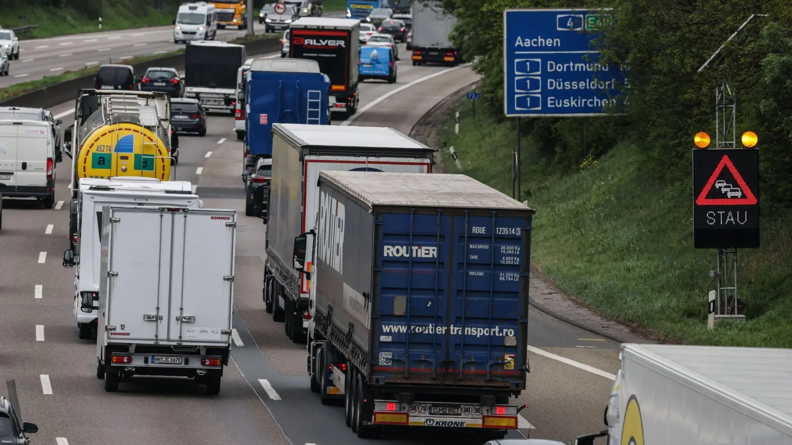 Autobahn-Projekten in NRW drohen Finanzierungslücken. (Archivbild) (Foto: Oliver Berg/dpa)