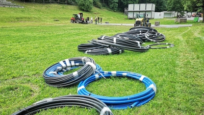 Der Aufbau der Infrastruktur für das Taubertal-Festival läuft. Dazu gehört auch die Verlegung von Wasserleitungen. Im Hintergrund ist der Bereich zu sehen, an dem die Hauptbühne stehen wird, die vermutlich am Wochenende kommt. (Foto: Jürgen Binder)