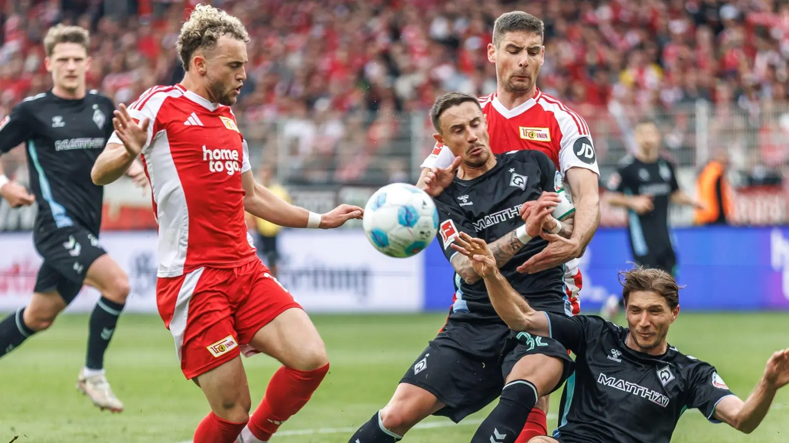 Für Werder Bremen geht es im Saison-Schlussspurt noch um einen Europacup-Platz.  (Foto: Andreas Gora/dpa)