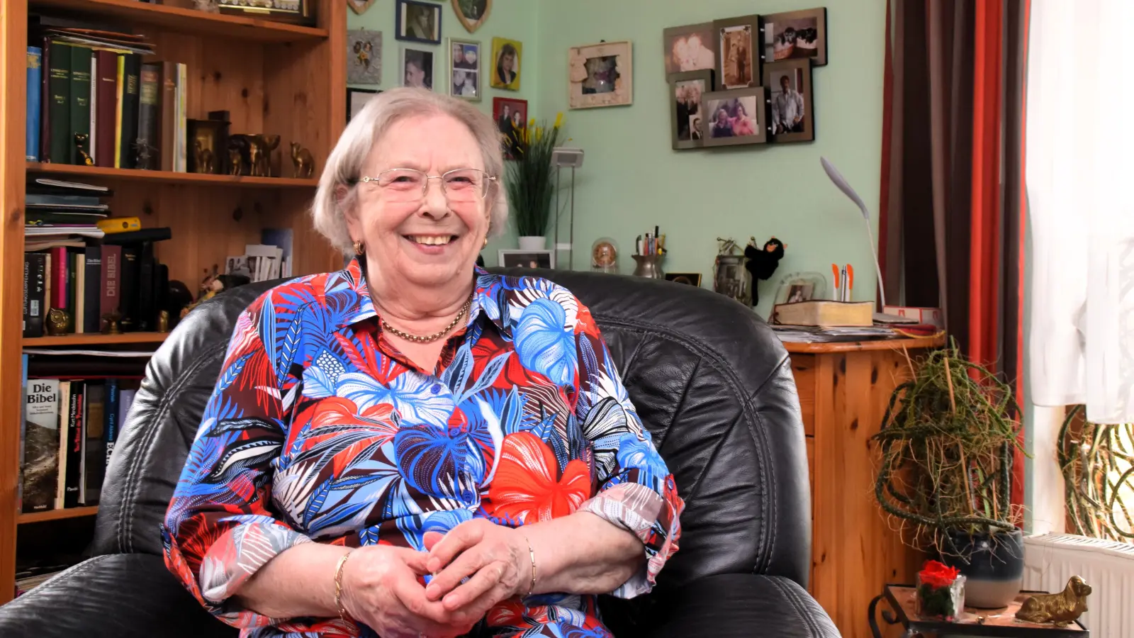 Christine Lachmann sitzt gerne in ihrem Sessel. Im Hintergrund steht ihr Schreibtisch. An den Wänden hängen viele Bilder von der Familie. (Foto: Gerhard Krämer)