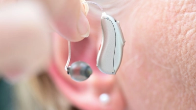 Gepflegte und trockene Hörsysteme sorgen auch im Winter für zuverlässiges Hören. (Foto: Bernd Weißbrod/dpa/dpa-tmn)