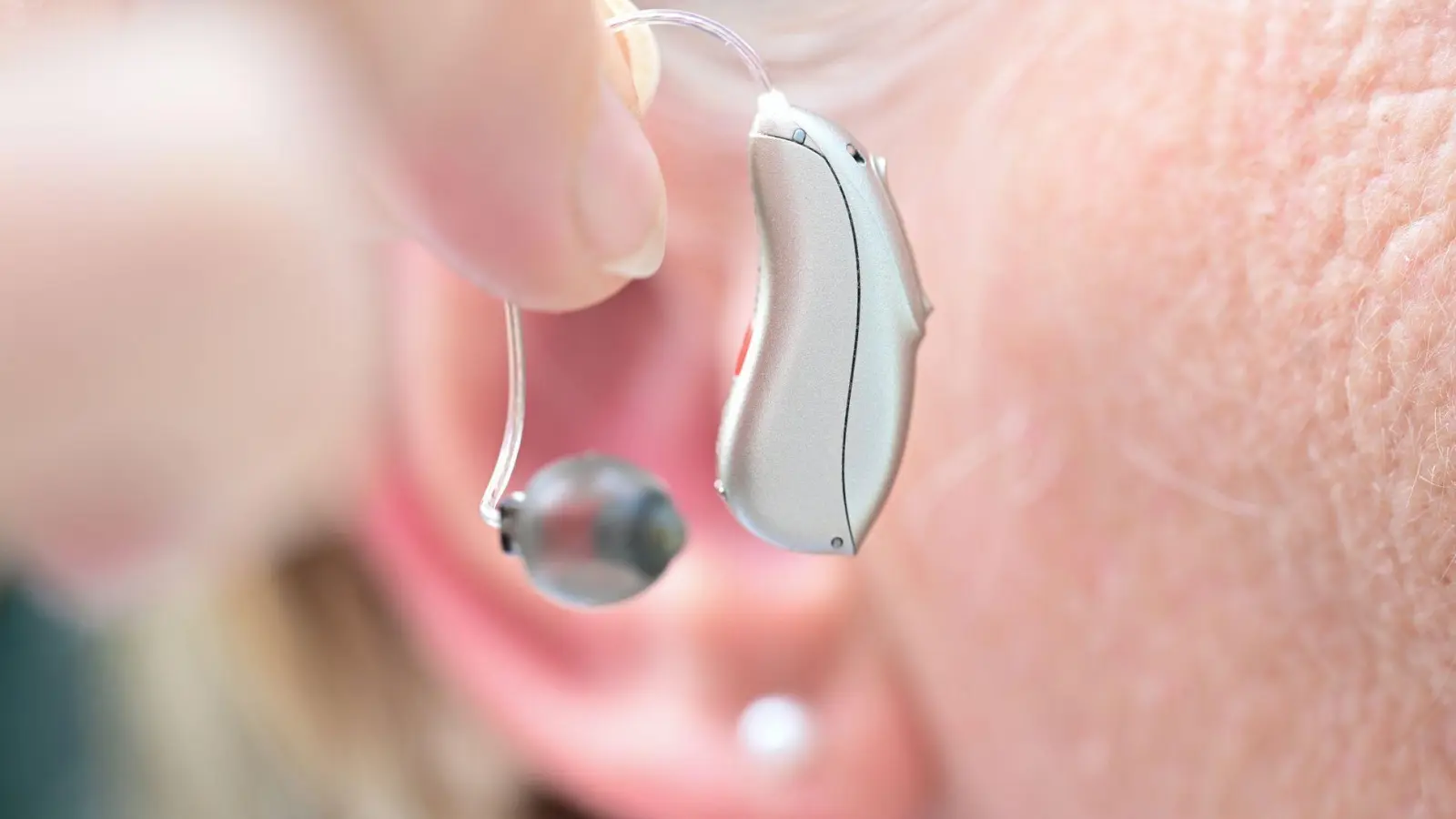 Gepflegte und trockene Hörsysteme sorgen auch im Winter für zuverlässiges Hören. (Foto: Bernd Weißbrod/dpa/dpa-tmn)