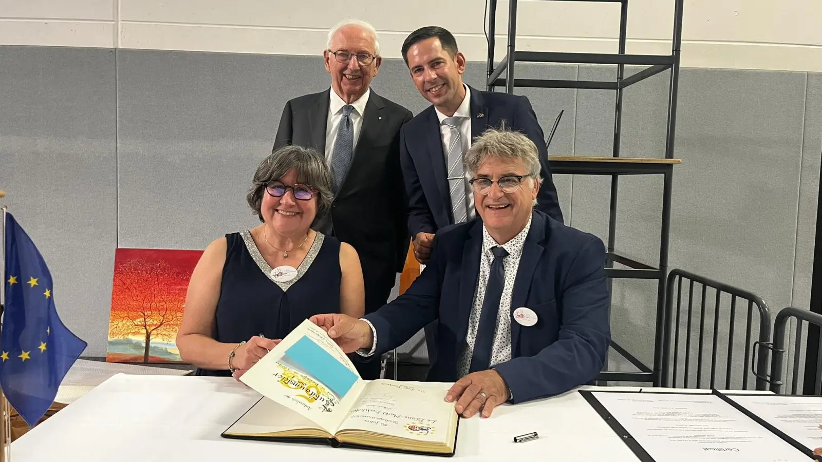 Beim Eintrag ins Goldene Buch: Christine Perrot (Präsidentin des Komitees), Bürgermeister Gilles Lherpinière (vorne), Dr. Ingo Friedrich als Schirmherr (hinten links) und Bürgermeister Sven Waidmann.  (Foto: Johannes Flierl)
