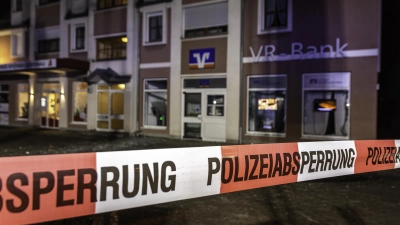 Die Filiale der VR-Bank ist nach der Sprengung eines Geldautomaten auf absehbare Zeit nicht mehr zu nutzen.  (Foto: NEWS5 / Bauernfeind)