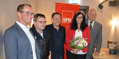Moralische Unterstützung lieferten zur Nominierung von Heike Gareis auch die SPD-Bürgermeister Toni Schiefer (Sugenheim) und Werner Wirth (Trautskirchen) sowie Neustadts SPD-Fraktionsvorsitzender Manfred Dietlein (von links) und der amtierende Bürgermeister Klaus Meier (rechts neben Gareis). (Foto: Patrick Lauer)