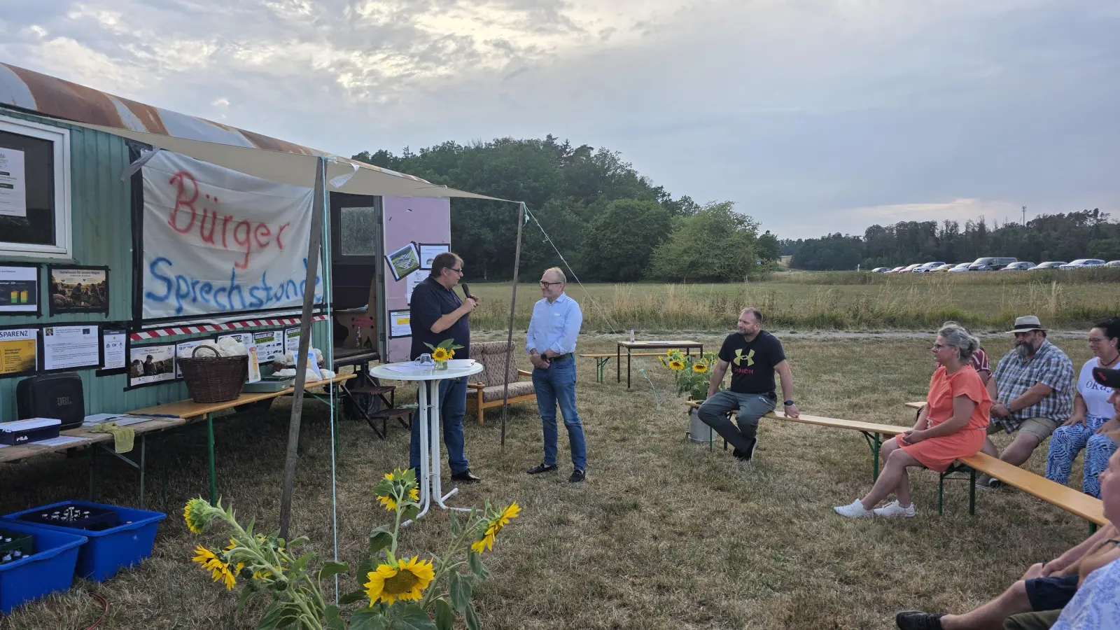 Anfang August übergab IG-Vertreter Jens Keim (links) den Bürgerantrag und die Unterschriftenlisten an Rathauschef Dr. Ulrich Grünwald. (Foto: Markus Weinzierl )