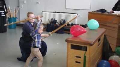 Der dreijährige Ben Elias Springer hat versucht, mit dem Shinai genannten Kendo-Stock einen Luftballon zu zerschlagen. (Foto: Robert Maurer)