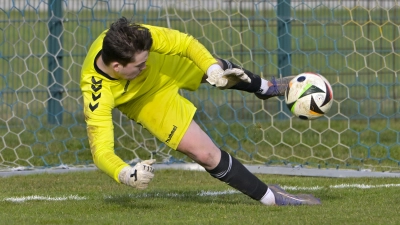 Einer der Helden im Elfmeterschießen für Aufkirchen: Torwart Philipp Weigel. (Foto: Martin Rügner)