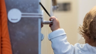 Schranksicherung gegen Neugier: Bei kleinen Kindern im Haus sollten Reinigungsmittel und andere gefährliche Stoffe für den Nachwuchs unzugänglich sein. (Foto: Franziska Gabbert/dpa-tmn)