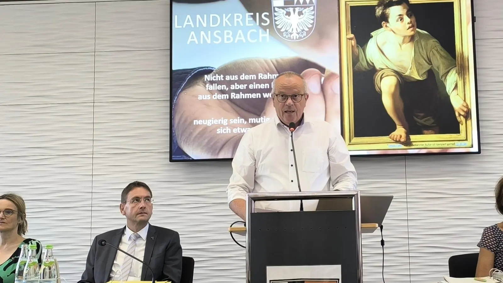 Der Integrationsbeauftragte des Landkreises Ansbach, Klaus Miosga, berichtete im Kreistag über seine Arbeit in den vergangenen Monaten.  (Foto: Thomas Schaller)