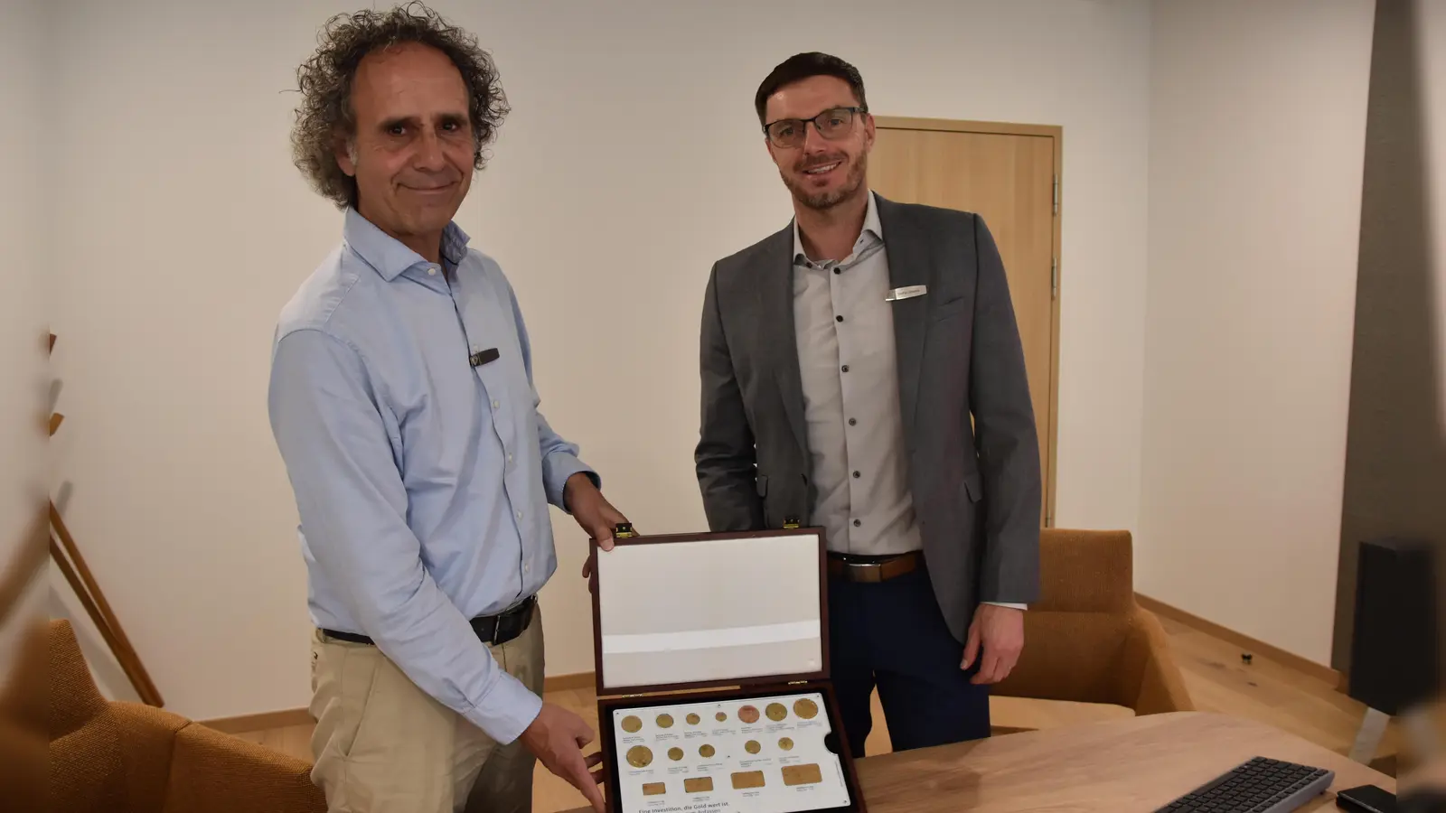 Erläuterten die Kursrally beim Goldpreis: Dr. Michael Reinhart (links), Pressesprecher der Sparkasse Ansbach, und Depotmanager Stefan Diehm (rechts.  (Foto: Silvia Schäfer)