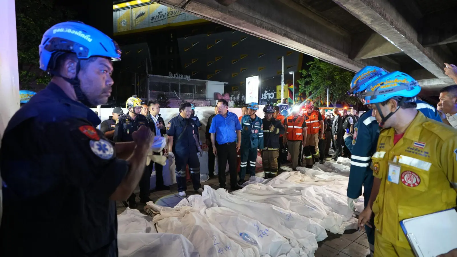 Opfer der Brandkatastrophe wurden mit Tüchern bedeckt. (Foto: Sakchai Lalit/AP/dpa)