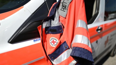 Mehrere Kinder an einer Schule in Oberfranken werden vom Rettungsdienst zur Behandlung in Kliniken gebracht. (Symbolbild) (Foto: Patrick Seeger/dpa)