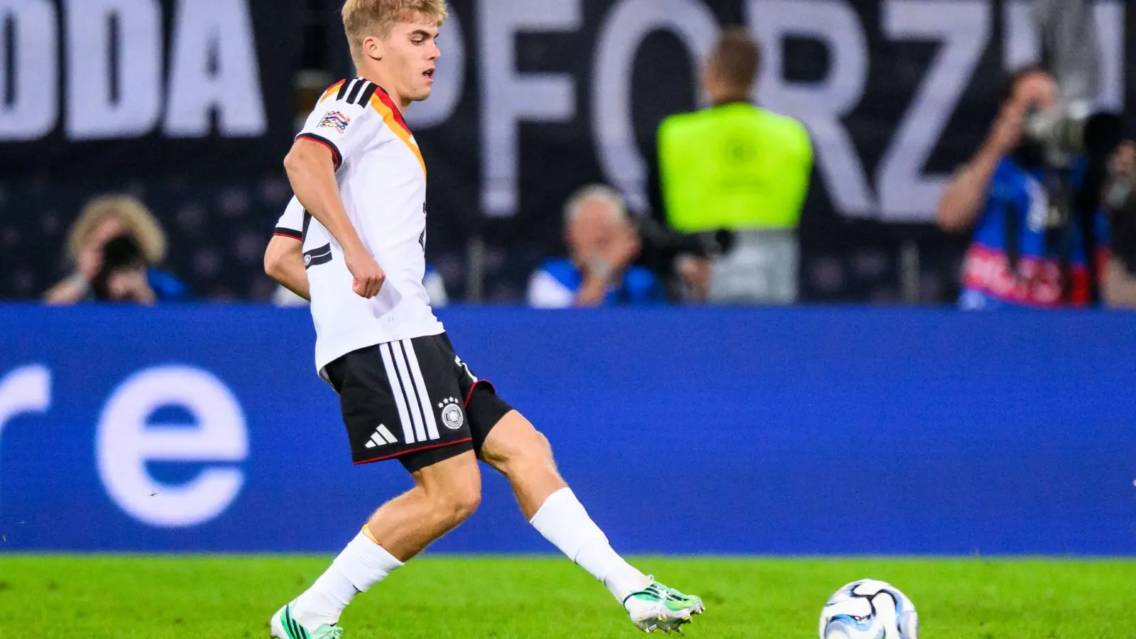 Gab sein DFB-Debüt just im eigenen Vereinsstadion: Augsburg-Profi Hennes Behrens. (Foto: Tom Weller/dpa)