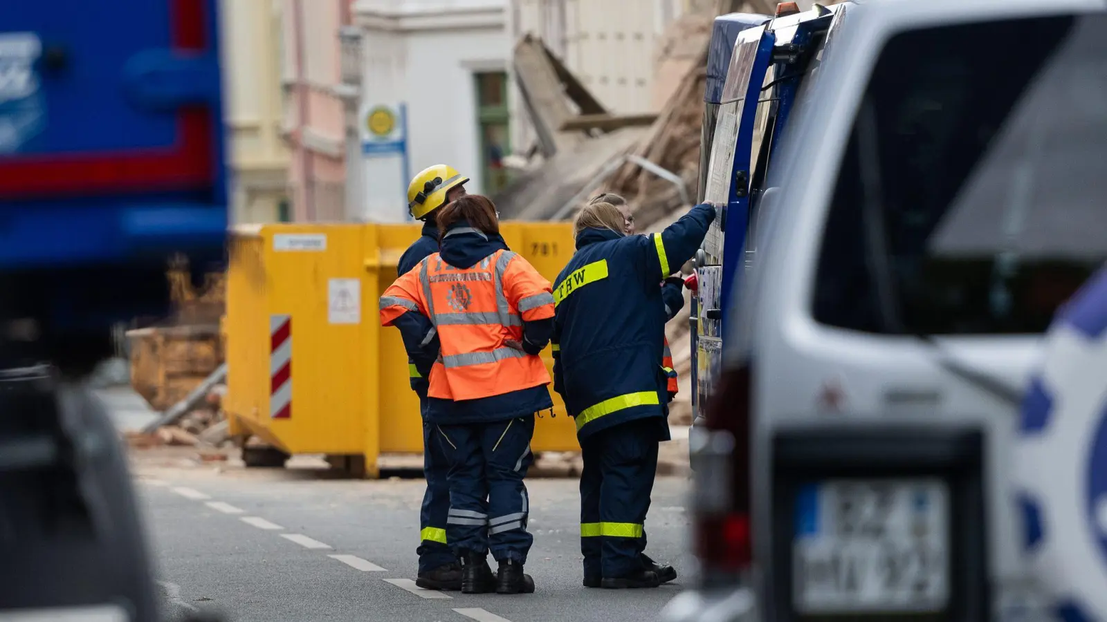 Rettung in Trümmern – Suche nach den drei Vermissten in Görlitz läuft. (Foto: Paul Glaser/dpa)