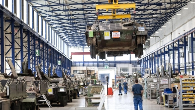 Auch wenn die Rüstungsindustrie in größerem Umfang neue Arbeitsplätze schafft, wird dieser Zuwachs die prognostizierten Verluste von 130.000 bis 170.000 Arbeitsplätzen in der Automobilindustrie nicht abfedern können. (Foto: Swen Pförtner/dpa/dpa-tmn)