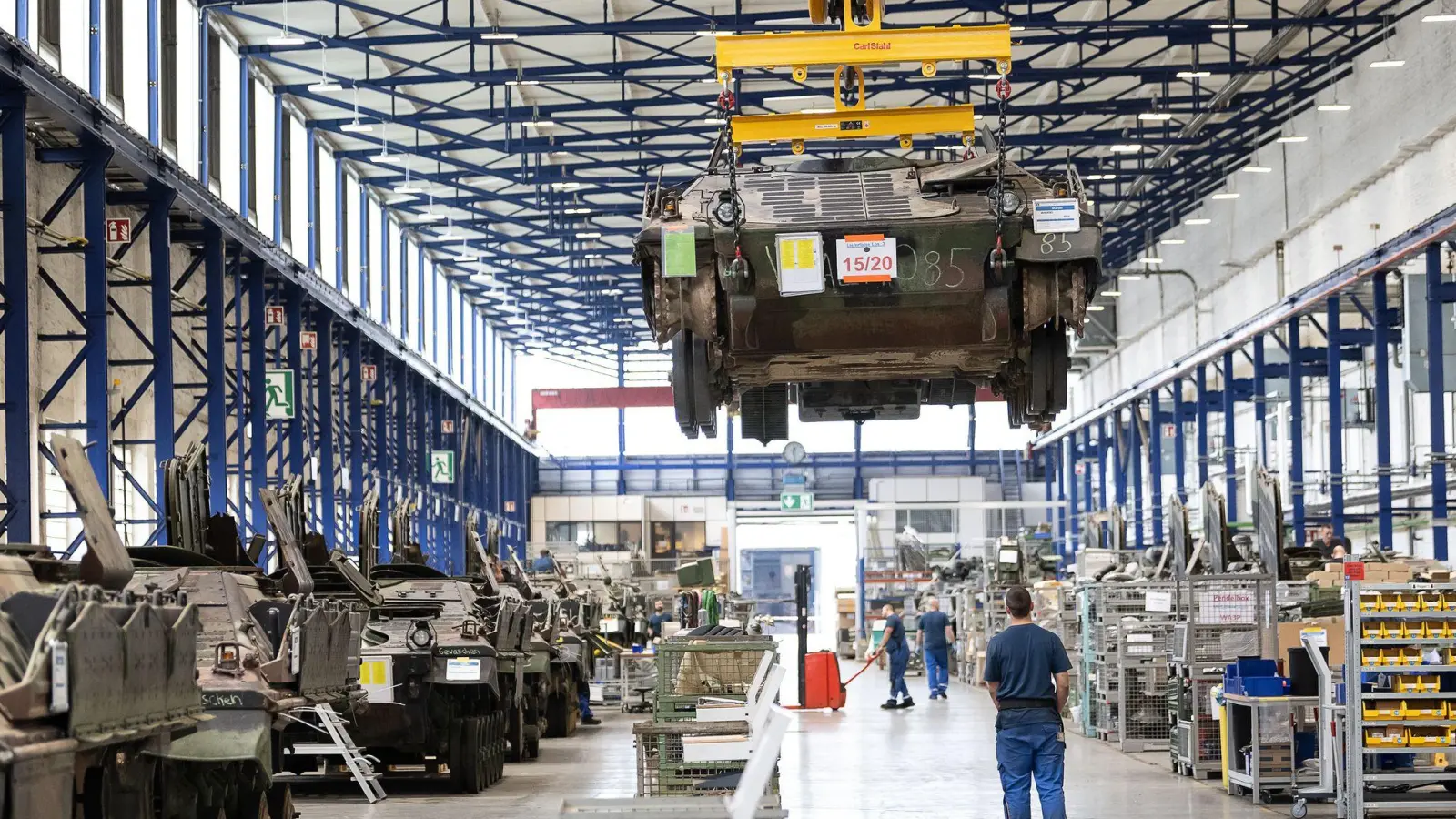 Auch wenn die Rüstungsindustrie in größerem Umfang neue Arbeitsplätze schafft, wird dieser Zuwachs die prognostizierten Verluste von 130.000 bis 170.000 Arbeitsplätzen in der Automobilindustrie nicht abfedern können. (Foto: Swen Pförtner/dpa/dpa-tmn)