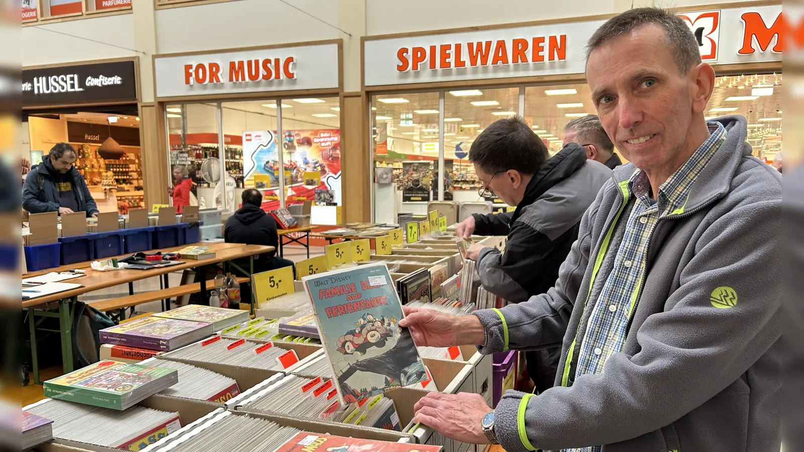 Mitveranstalter Andreas Utschig mit einem Schatz in der Hand: Die gut erhaltene Erstausgabe eines Micky-Maus-Heftes. (Foto: Florian Pöhlmann)