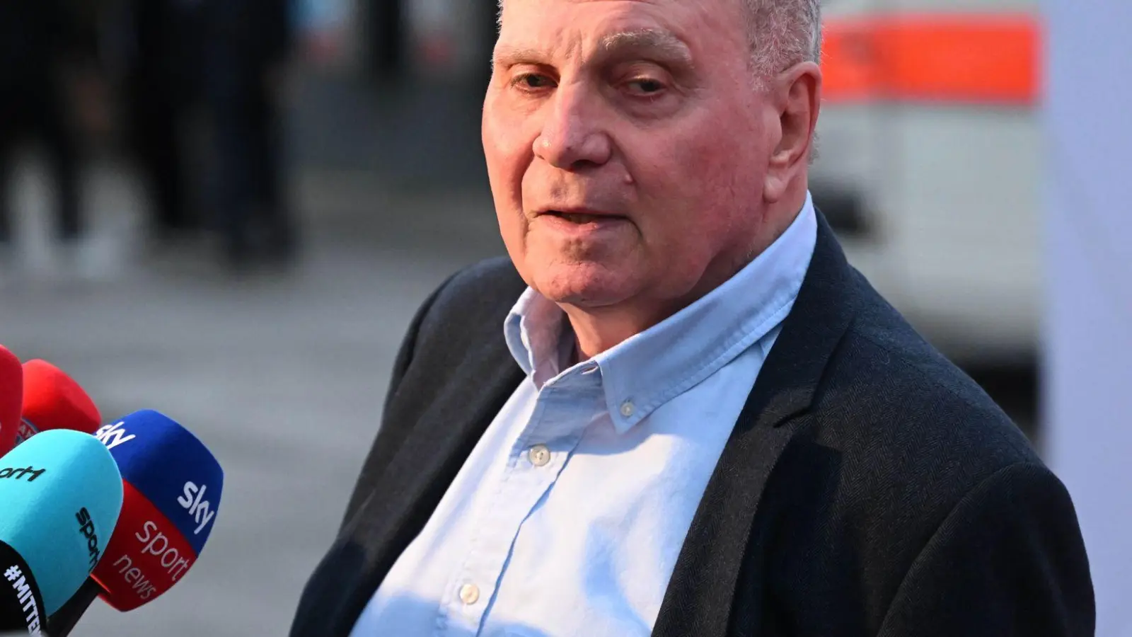 Uli Hoeneß kritisierte Lothar Matthäus für dessen Aussagen im Woltemade-Poker scharf. (Foto: Felix Hörhager/dpa)