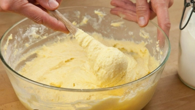 In vielen Rezepten für Rührteige steht Butter auf der Zutatenliste - aber es geht auch anders. (Foto: Kai Remmers/dpa Themendienst/dpa-tmn)