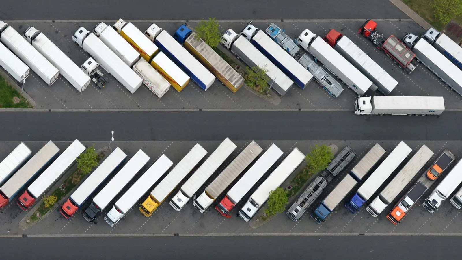 Die EU-Kommission hatte gegen zahlreiche Lkw-Konzerne wegen verbotener Preisabsprachen Bußgelder verhängt. (Symbolbild) (Foto: Ralf Hirschberger/dpa-Zentralbild/dpa)