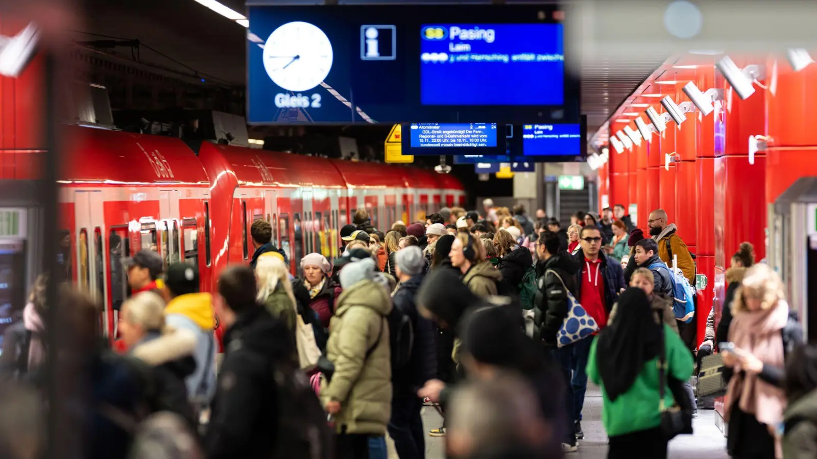 Aufgrund von Bauarbeiten kommt es zu vollen Zügen zwischen Pasing und Hauptbahnhof. (Foto: Lukas Barth/dpa)