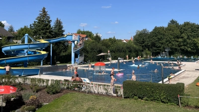 Kaum sind die Tore des Uffenheimer Freibads passiert, schon zieht es den Blick auf das Herzstück des Bades: Der weitreichende Schwimmer- und Nichtschwimmerbereich. (Foto: Antonia Hoppert)