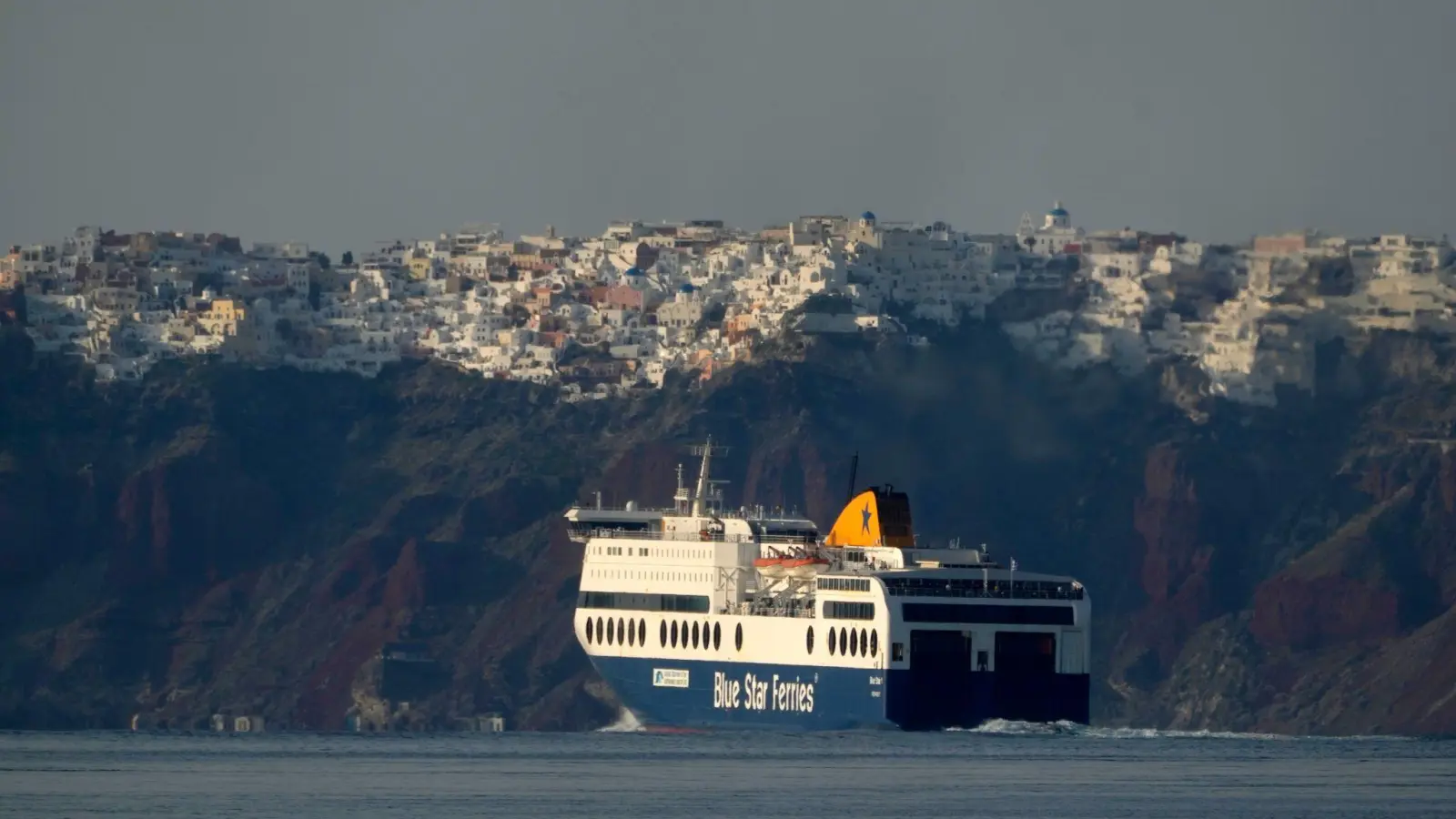 Immer mehr Menschen kehren mit den Fähren zurück nach Santorini. (Archivfoto) (Foto: Petros Giannakouris/AP/dpa)