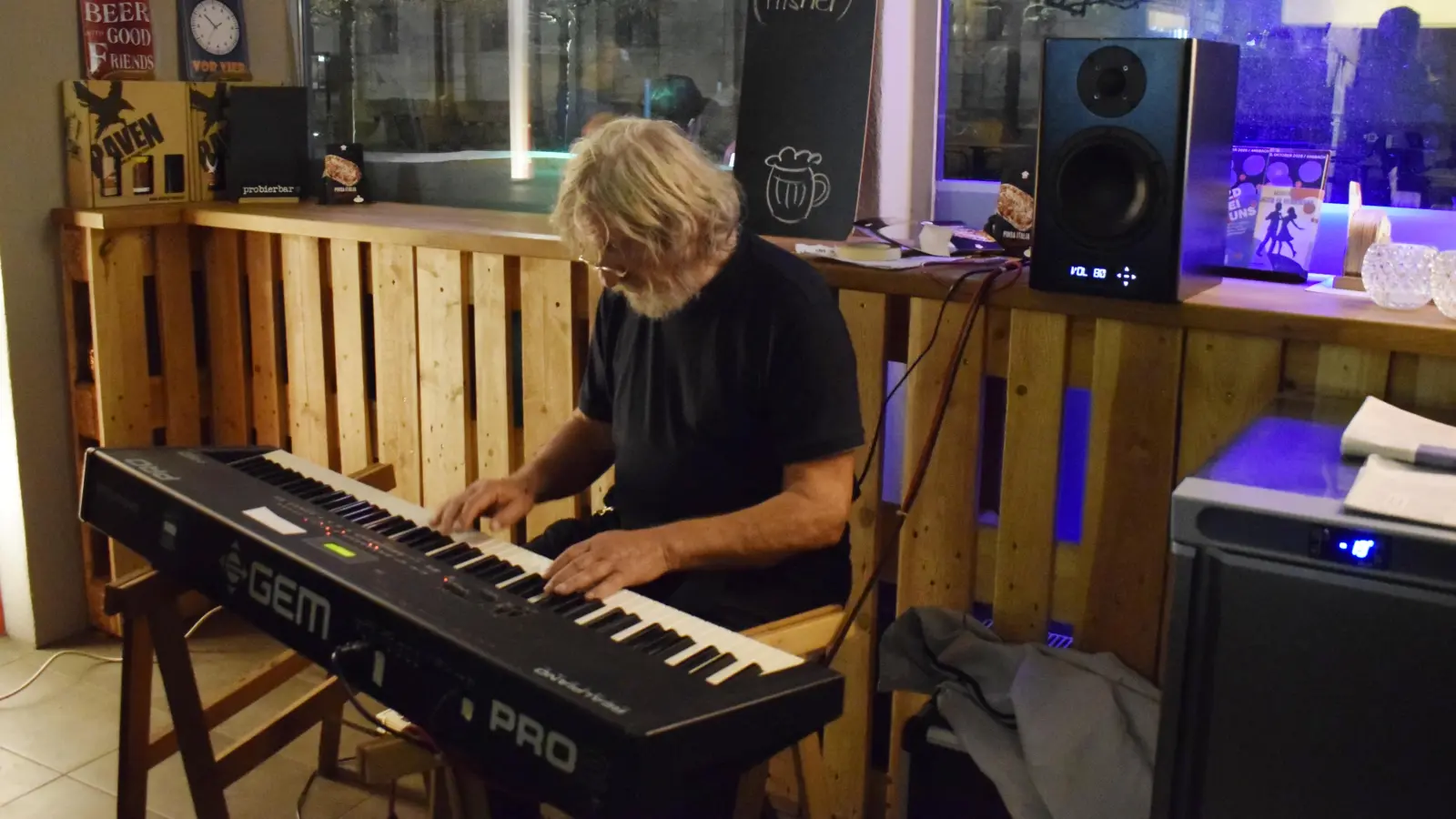 „Jazzd bei uns”: Rolf Fütterer in der probierbar. (Foto: Christina Özbek)