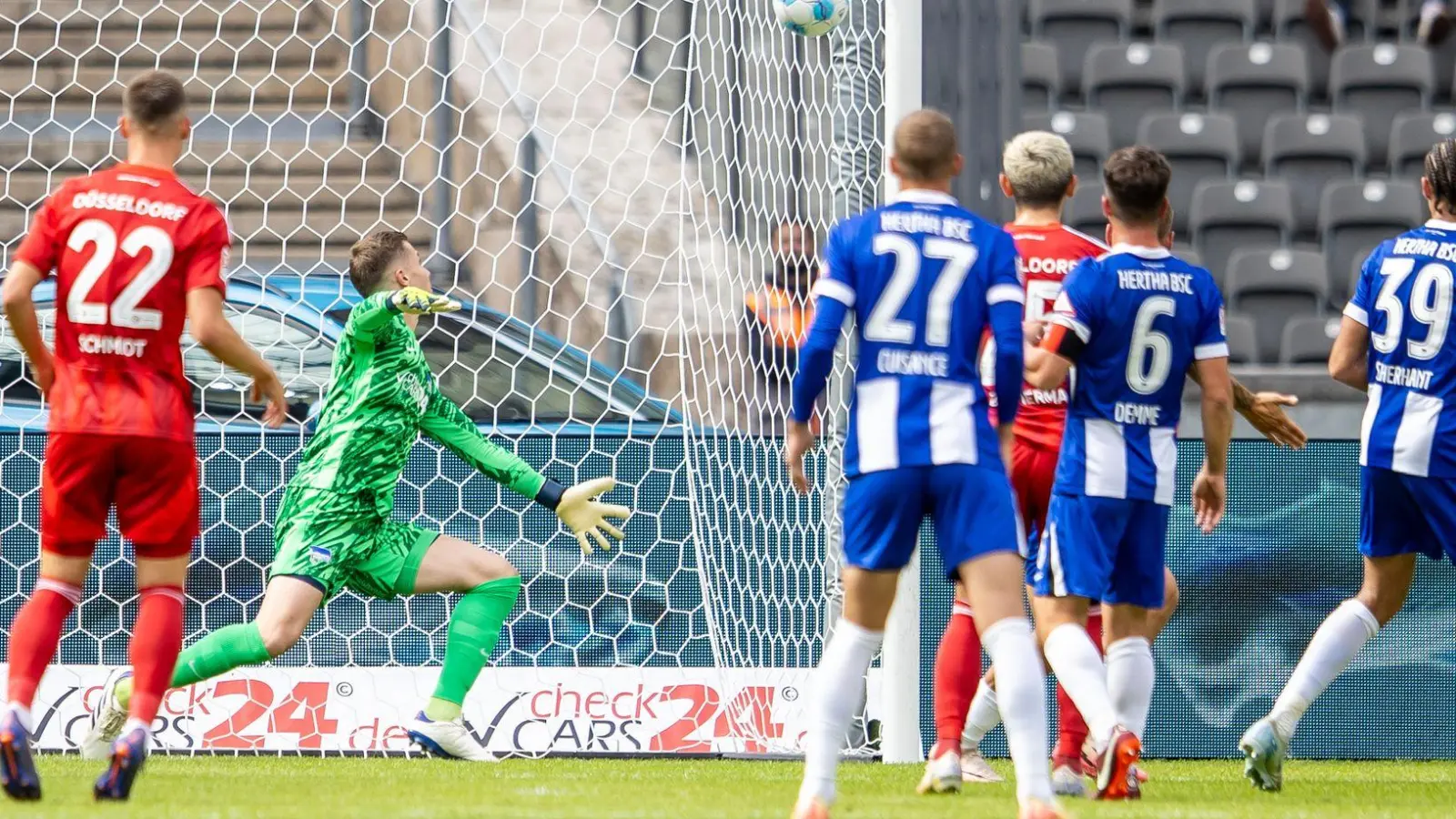 Dawid Kownacki (r) führte Fortuna Düsseldorf zum Sieg in Berlin. (Foto: Andreas Gora/dpa)