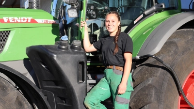 Lena Schumann fühlt sich wohl bei den großen Maschinen. Bei der Berufswahl folgte sie einfach ihrem Können und ihren Interessen. (Foto: Antonia Müller)