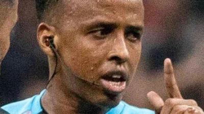 Der für die Fußball-WM vorgesehene Schiedsrichter Omar Artan durfte nicht in die USA einreisen. (Archivbild) (Foto: Mosa'ab Elshamy/AP/dpa)