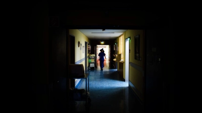 Ob durch die Zeitumstellung die verlorene Stunde hinten dran gehängt werden muss, hängt davon ab, was im Tarifvertrag oder in einer Betriebsvereinbarung steht. (Foto: Arno Burgi/dpa-Zentralbild/dpa-tmn)