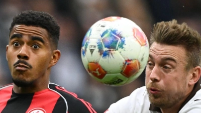 Lieferten sich ein umkämpftes Duell: Eintracht Frankfurt um Ansgar Knauff (l) und der FC St. Pauli um Hauke Wahl (r). (Foto: Arne Dedert/dpa)
