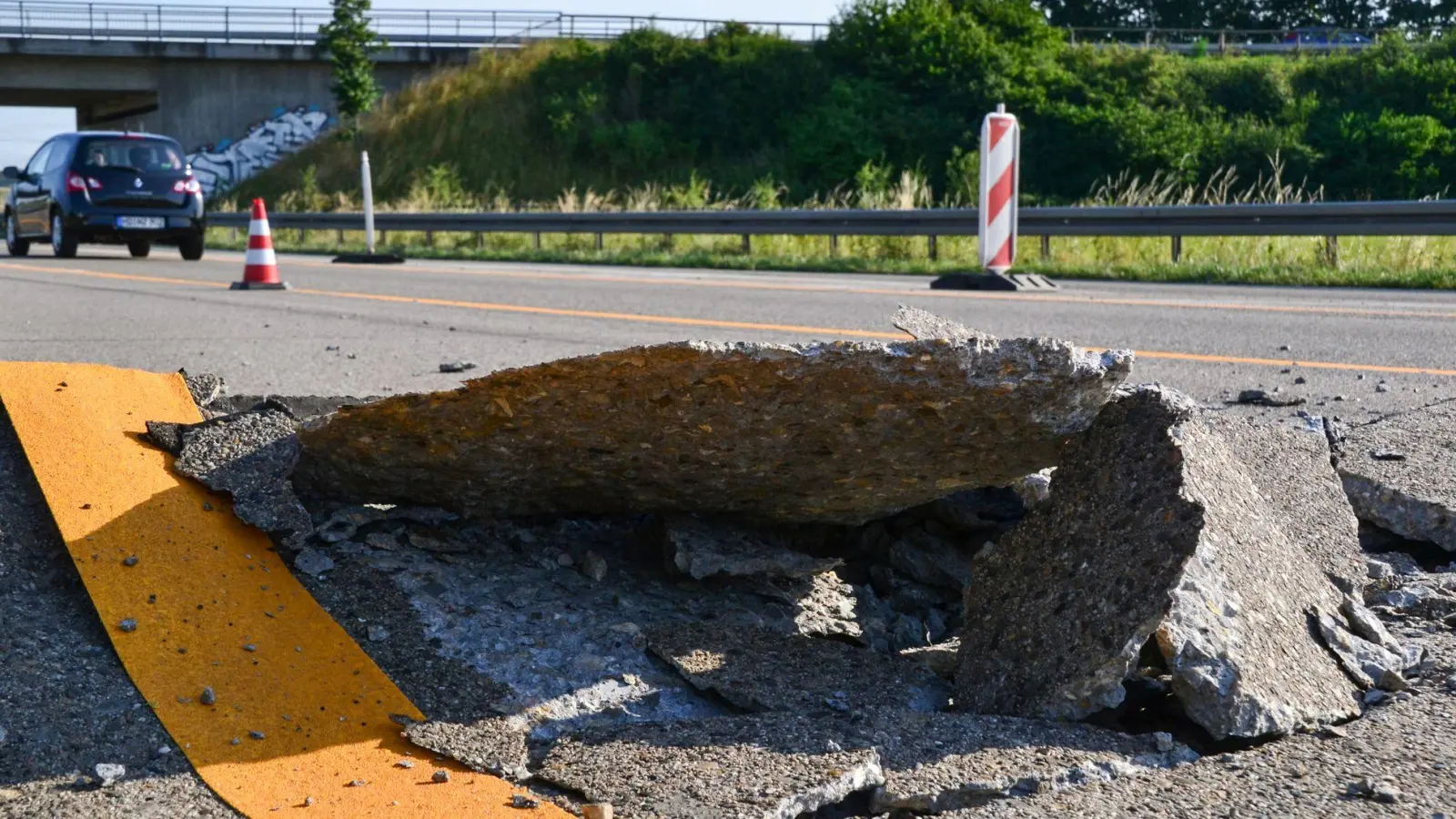 Betonplatten können bei Hitze brechen. (Archivbild) (Foto: picture alliance / dpa)