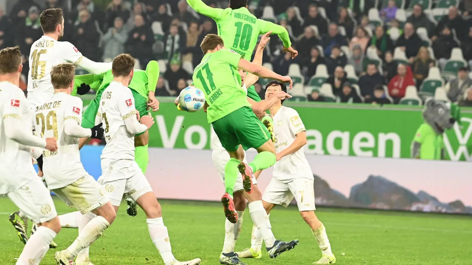 Das Siegtor für Wolfsburg: Jonas Wind (5.v.l)  köpft in der Nachspielzeit das 4:3 gegen Mainz. (Foto: Swen Pförtner/dpa)