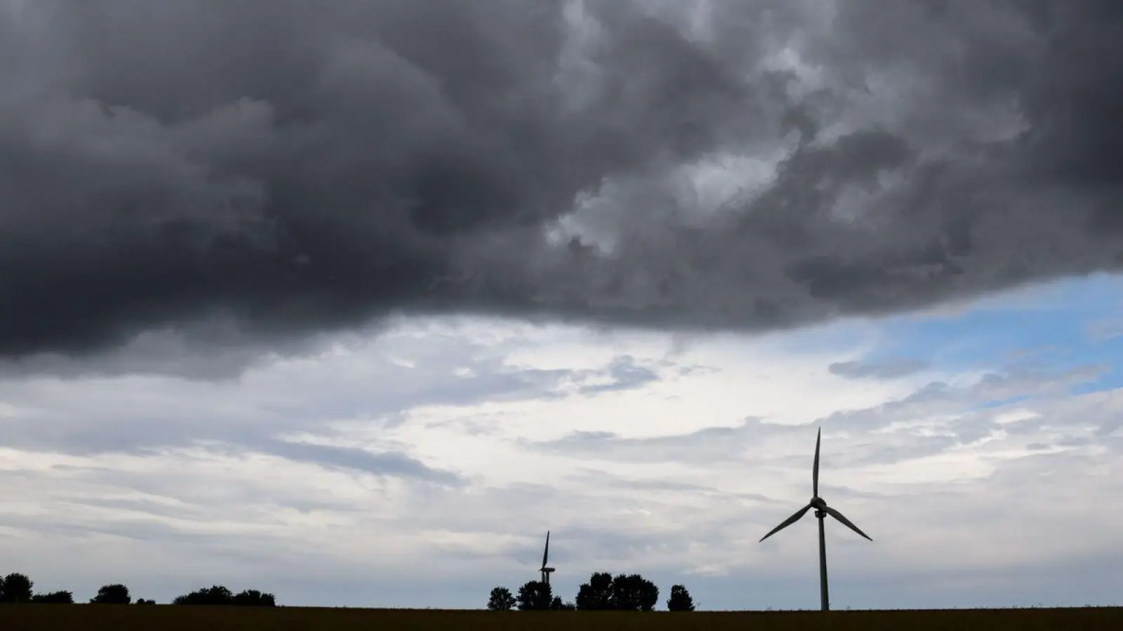 Eine Gewitterfront in der Region Hannover. (Foto: Julian Stratenschulte/dpa)