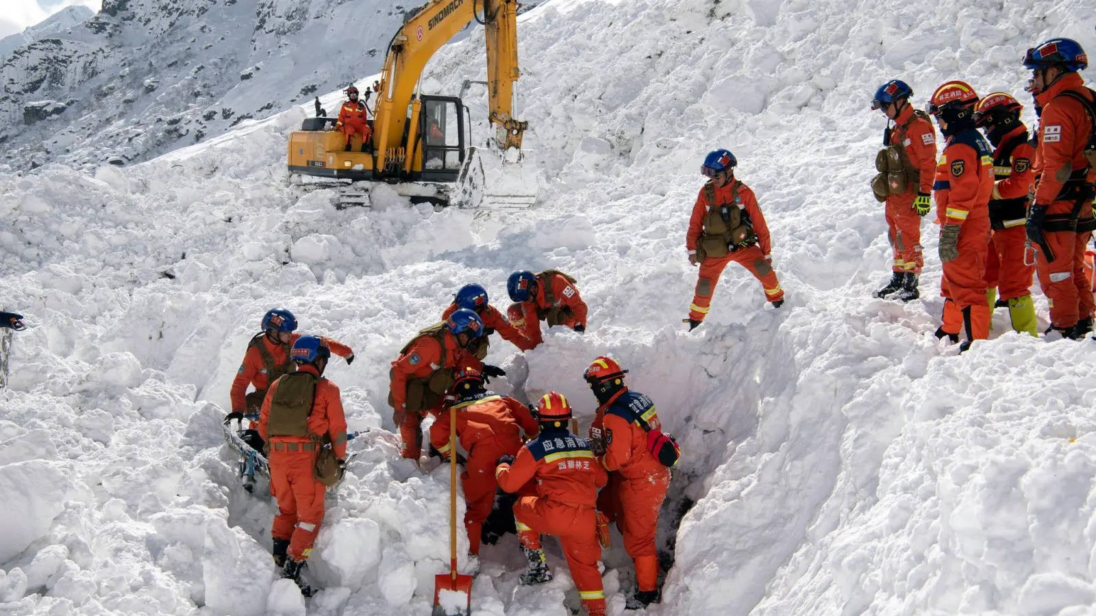 Nach einem Lawinenabgang in Nyingchi in der Autonomen Region Tibet soll die Suche nach Überlebenden beendet worden sein. (Foto: Sun Fei/Xinhua/AP/dpa)