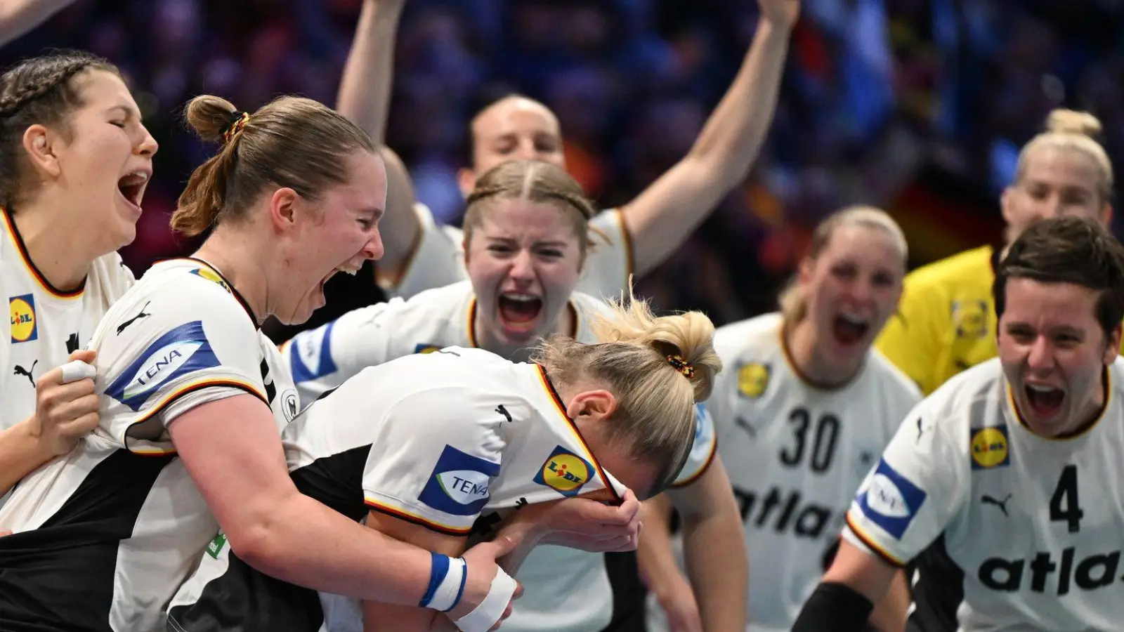 Deutschlands Spielerinnen um Kapitänin Antje Döll (Gesicht im Trikot vergraben) haben die Sensation gegen Frankreich geschafft. (Foto: Federico Gambarini/dpa)