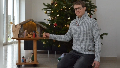 Philipp Fiedler erlebt sein erstes Weihnachten im Trautskirchener Pfarrhaus und hat dazu den Weihnachtsbaum in seinem Wohnzimmer bereits geschmückt. (Foto: Yvonne Neckermann)