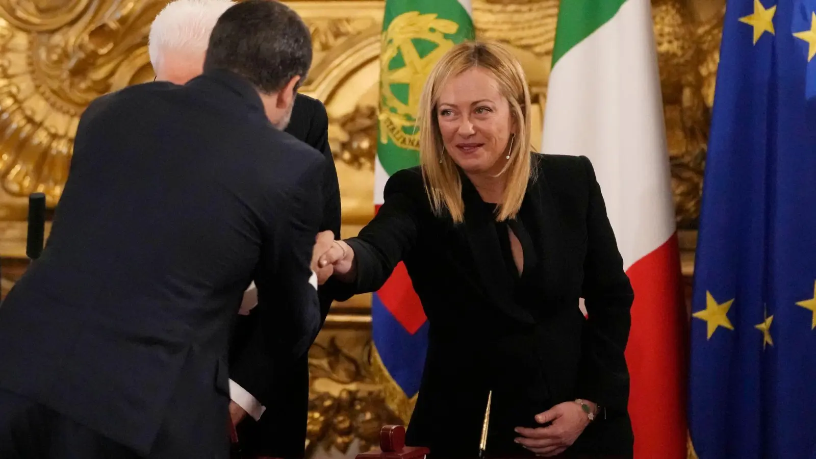 Der stellvertretende Ministerpräsident Italiens, Matteo Salvini, gratuliert der neuen Ministerpräsidentin Giorgia Meloni bei der Vereidigungszeremonie. (Foto: Alessandra Tarantino/AP/dpa)