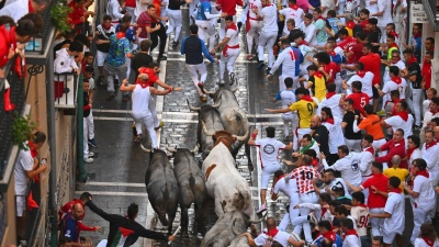 Die Stierhatz von Pamplona wird im spanischen Fernsehen gleich von mehreren Sendern jeden Tag live übertragen. (Archivbild) (Foto: Miguel Oses/AP/dpa)