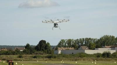 Ein Volocopter hebt vor den Toren von Paris ab. (Foto: Maximilian Specht/dpa)