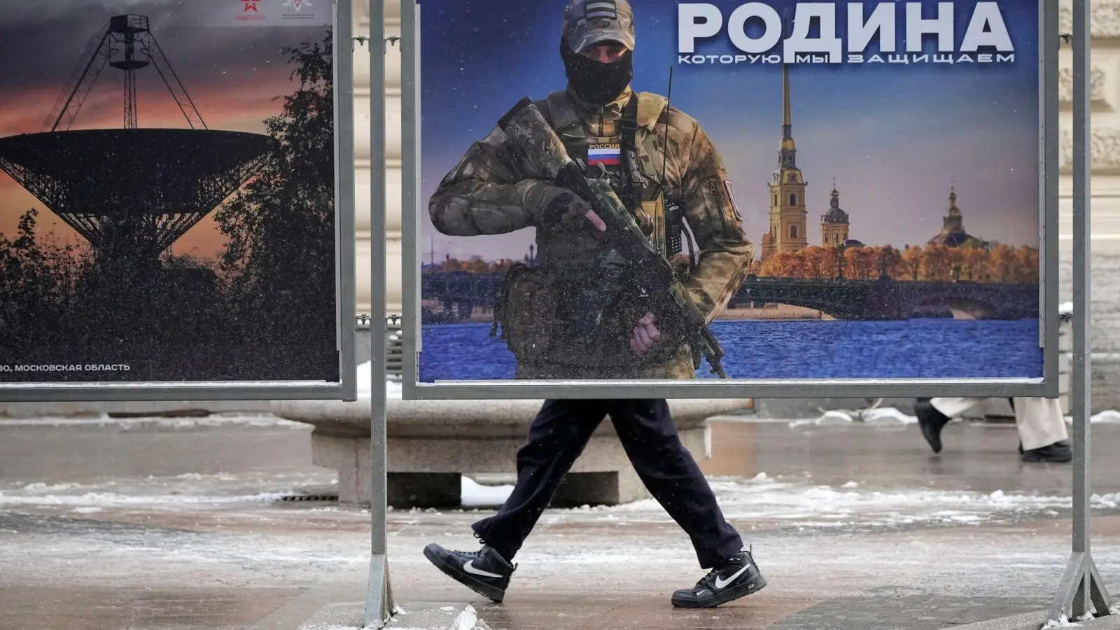 Werbeplakat für die „Vaterlandsverteidigung“ in St. Petersburg (Archivbild). Nun wirbt Russlands Verteidigungsministerium mit einem Action-Video um Freiwillige. (Foto: Dmitri Lovetsky/AP/dpa)